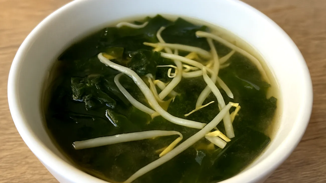 Zuppa di miso con alga wakame e germogli di soia"