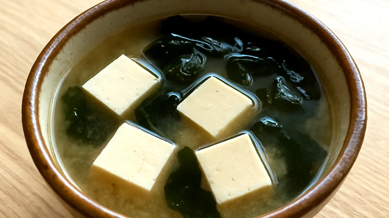 Zuppa di miso con tofu setoso e alghe wakame"