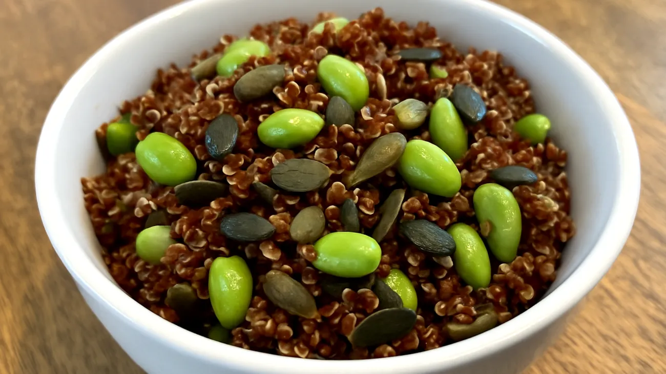 Insalata di quinoa rossa con edamame e semi di zucca"