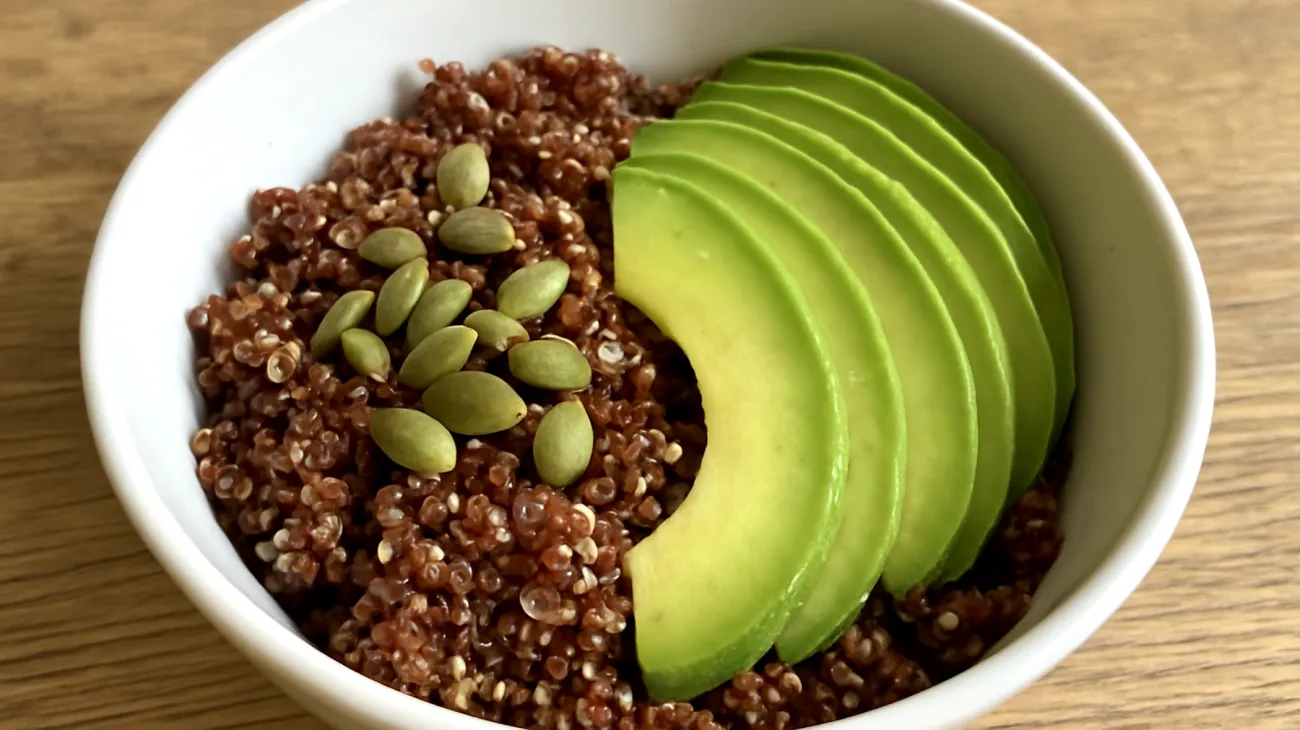Insalata di quinoa rossa con semi di zucca e avocado"