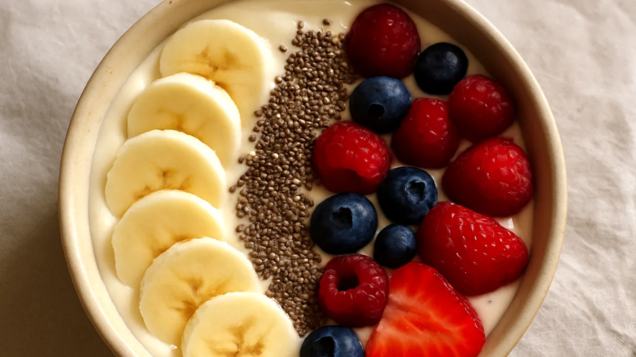 Smoothie bowl con kefir, semi di chia e frutta fresca"